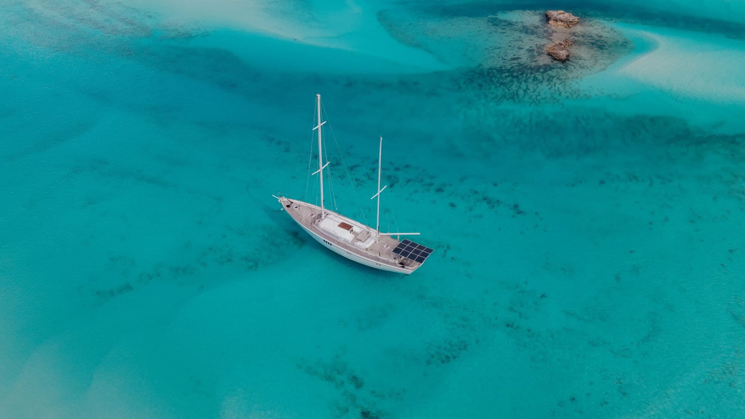 Velero navegando sobre aguas turquesas