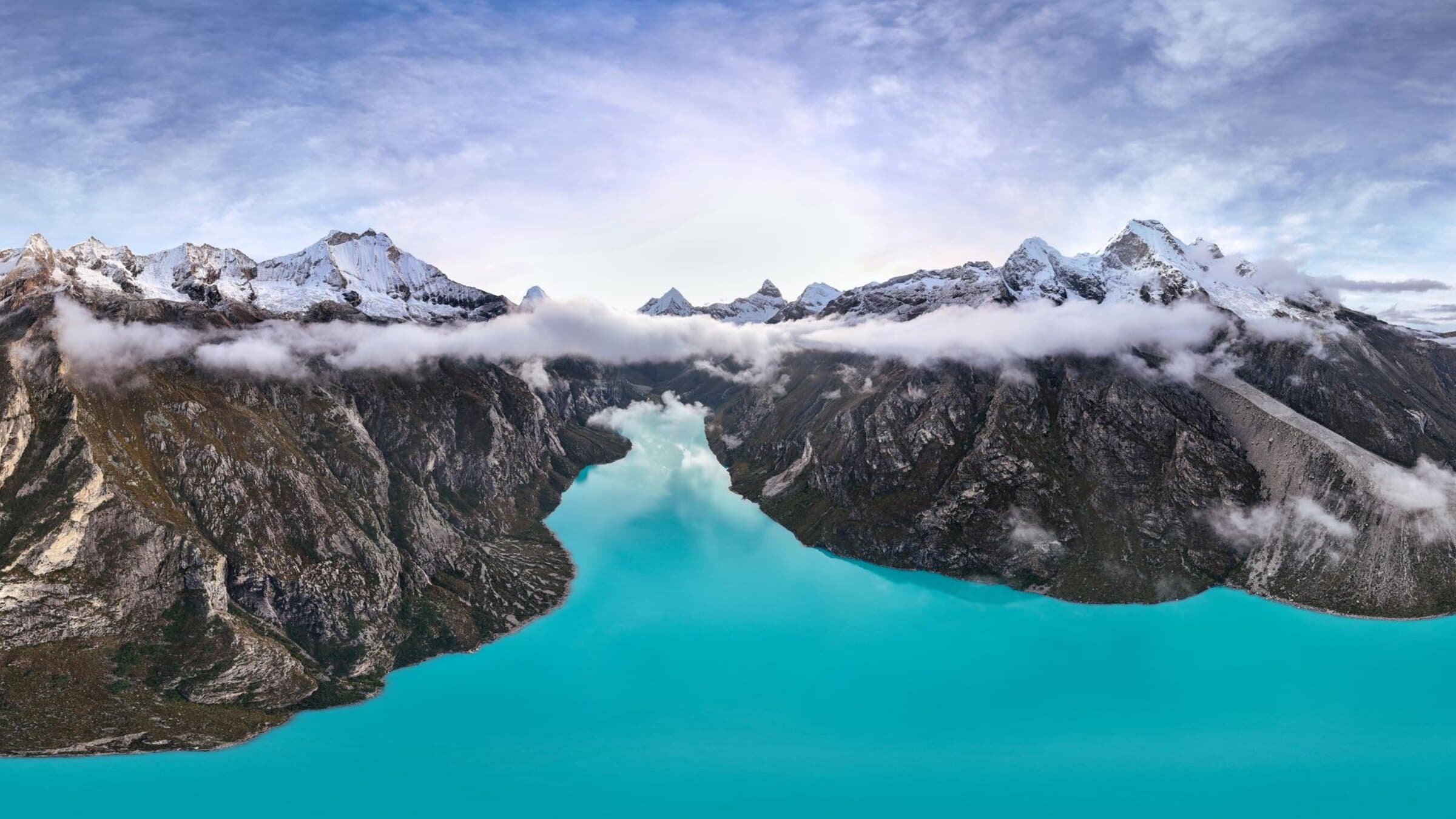Lago turquesa rodeado de montañas nevadas